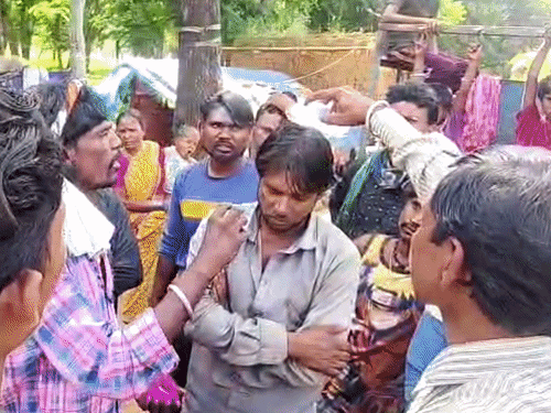 तिलक लगाकर, गंगाजल से नहलाकर परिवार को दोबारा समाज में शामिल किया गया।