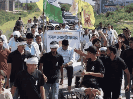 किसान नेता नरेश मीणा की बारां से जयपुर तक की नंगे पैर यात्रा का रविवार को दूसरा दिन है।