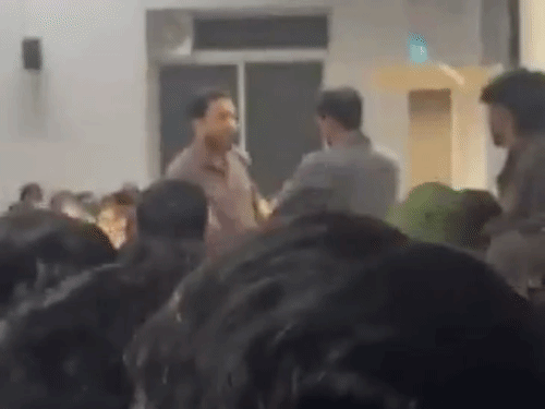 कोचिंग सेंटर में छात्र के पास पर्ची मिलने पर नाराज टीचर ने कई थप्पड़ मारे थे।