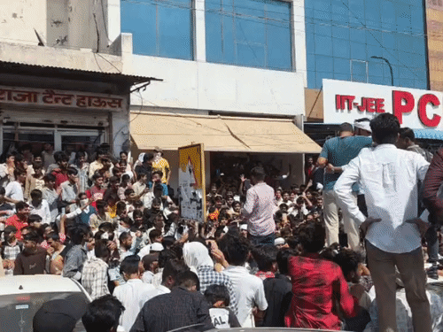 स्टूडेंट की पिटाई के विरोध में रविवार को बड़ी संख्या में स्टूडेंट्स इकट्ठा हुए और प्रदर्शन किया।