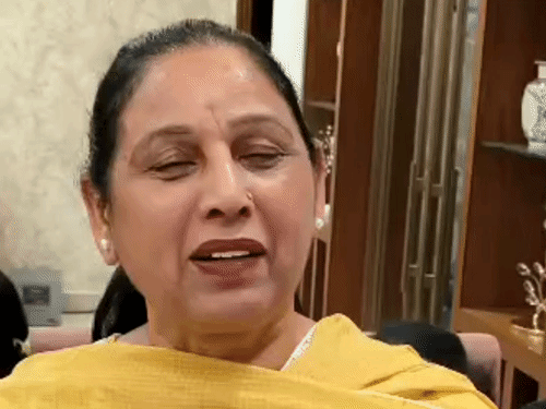 हॉकी प्लेयर मनप्रीत की मां मनजीत कौर खुशी जताते हुए।