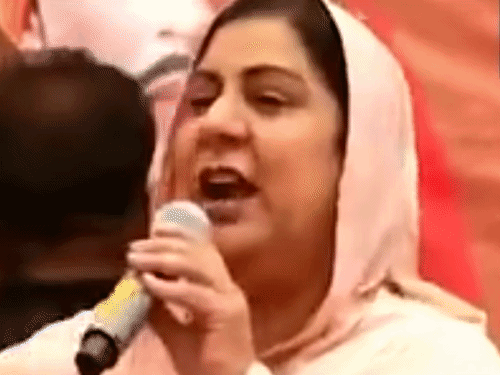 स्टेज से गीत के बोलों पर कहती नकोदर एमएलए इंद्रजीत कौर मान।