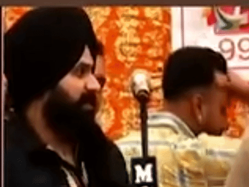 एमएलए की बात पर रिएक्शन देते सिंगर रमी रंधावा।