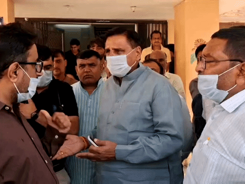 विधायक हरलाल सहारण और सभापति विनय गोयनका ने डीबी अस्पताल का निरीक्षण किया। उन्होंने अधीक्षक डॉ. दीपक चौधरी को अव्यवस्थाओं पर फटकार लगाई।