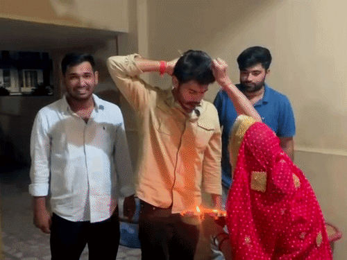 जीत के बाद मां ने अभिषेक चौधरी को तिलक लगाया। इस दौरान अभिषेक ने मां का मुंह मीठा कराया। - Dainik Bhaskar