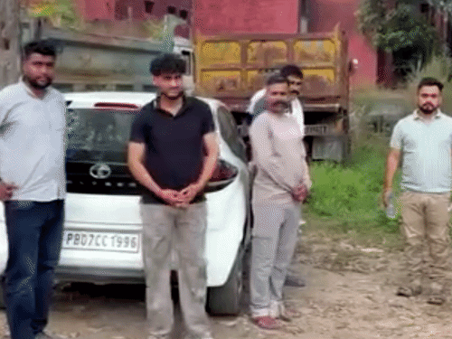 अस्पताल पहुंचे मृतका के परिजन।