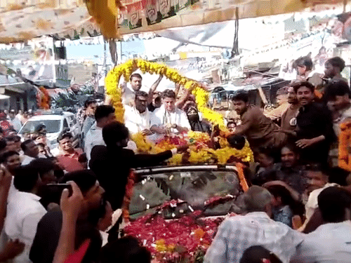 धन्यवाद यात्रा के दौरान सचिन पायलट का स्वागत करते हुए कार्यकर्ता।
