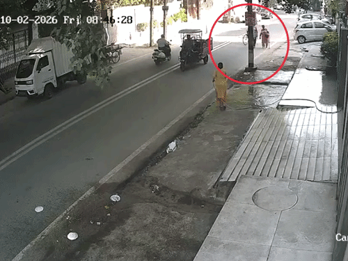 सीसीटीवी फुटेज में कपल सड़क पर चलते नजर आ रहे हैं। कुसुम तंगरा वॉकिंग स्टिक के सहारे धीरे-धीरे चल रही थीं।