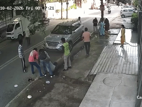 लोग घायलों को उठाने की कोशिश कर ही रहे थे। इसी दौरान 30 सेकेंड के भीतर महिला ड्राइवर कार लेकर वहां से निकल गई।