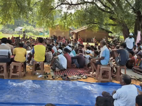 ग्राम सभा में बड़ी संख्या में ग्रामीणों की मौजूदगी रही।