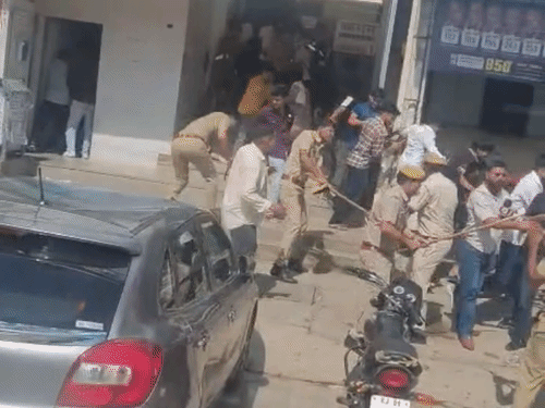 पुलिस ने प्रदर्शन कर रहे छात्रों पर लाठीचार्ज कर खदेड़ दिया।