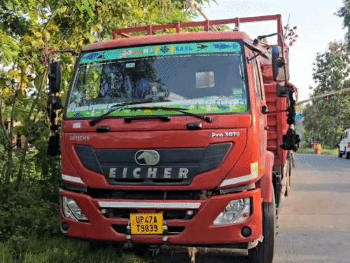 पुलिस ने गांजा तस्करी में इस्तेमाल टाटा आईसर ट्रक जब्त किया।