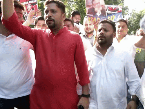 आप नेताओं ओर कार्यकर्ताओं ने दिल्ली के जंतर-मंतर के पास विरोध मार्च निकाला।