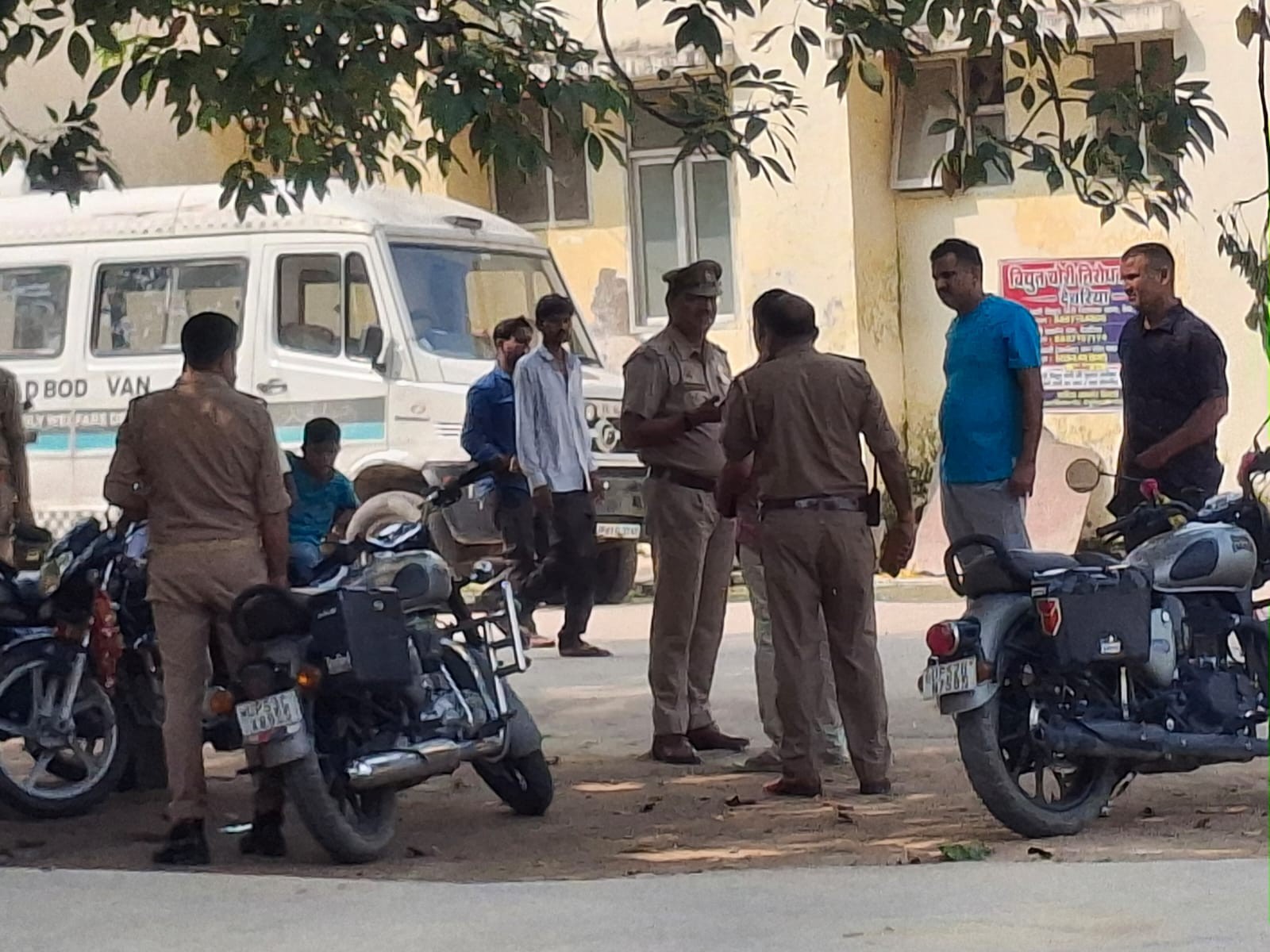 गांजा मिलने के मामले में पुलिस डीसीएम चालक को थाने लाई थी जहां तबीयत बिगड़ने के बाद उसकी मौत हो गई थी।
