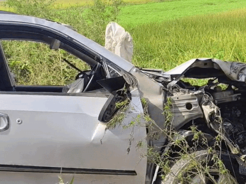 क्षतिग्रस्त SUV, जिसके टक्कर के बाद एयरबैग खुल गए। लेकिन सुरेश की जान नहीं बच पाई। टक्कर के बाद SUV खेत में उतर गई।