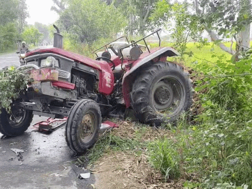 हादसे में क्षतिग्रस्त ट्रैक्टर और सड़क पर बिखरे उसके पुर्जे।