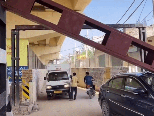 गुरुग्राम में रेलवे अंडरपास पर लगे इस हाइटगेट पर न तो नट लगे थे और न ही वेल्डिंग कर रखा था।