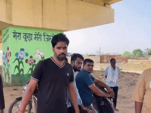 गुरुग्राम में रेलवे अंडरपास पर हाइटगेट गिरने के बाद मौके पर जुटे राहगीर।