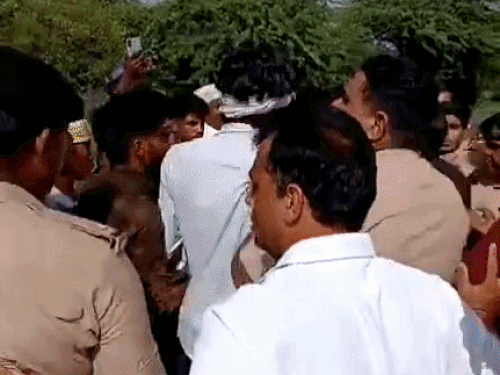 बजरंग दल-हिंदू रक्षा दल की पुलिस से धक्का-मुक्की, 3 संदिग्धों को हिरासत में लिया|फरीदाबाद,Faridabad - Dainik Bhaskar