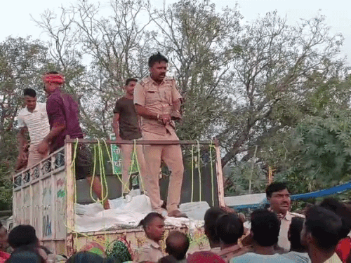 छपरा- मकेर थाना अध्यक्ष संग्राम सिंह ने बाढ़ पीड़ितों पर पिस्टल तान दी, राशन बांटने के दौरान हुआ विवाद।