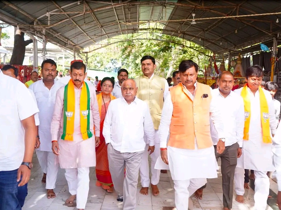 मां शारदा मंदिर पहुंचे प्रदेश भाजपा अध्यक्ष।