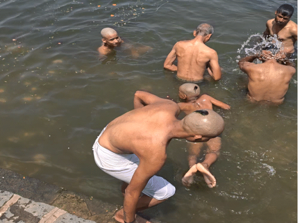 सिद्धवट घाट पर श्राद्धपक्ष में तर्पण के लिए रोजाना सैकड़ों लोग आते हैं।