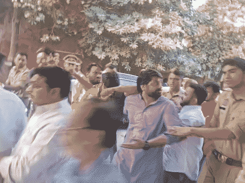जेल से रिहा होने के बाद कांग्रेस कार्यकर्ताओं ने जुलूस निकाला।
