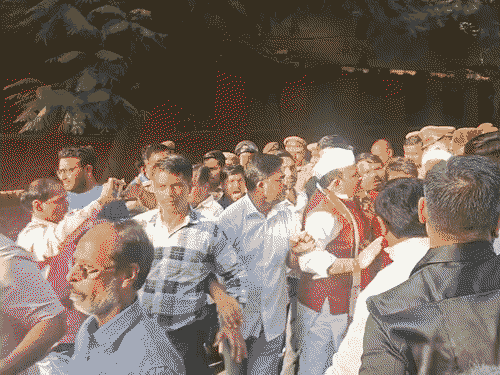 जुलूस निकालने के दौरान कांग्रेस कार्यकर्ताओं की पुलिस से नोकझोंक हो गई।
