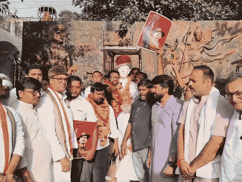 साथियों के जेल से रिहा होने के बाद कांग्रेस कार्यकर्ताओं ने खुशी में नारे लगाए।