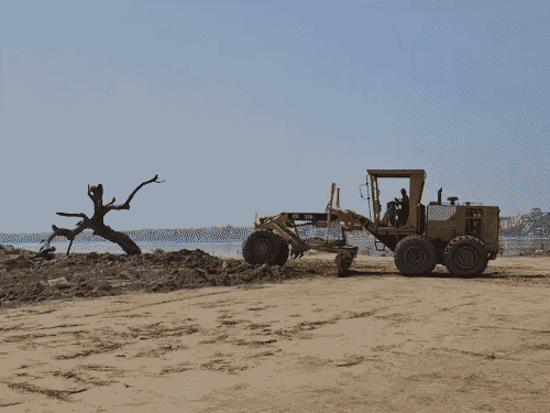 जमीन को समतल करने के लिए मशीन लगी हैं। दर्शक दीर्घा 15 अक्टूबर तक बनकर तैयार हो जाएगी।