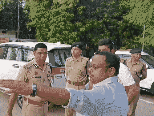 पीडब्ल्यूडी के अभियंता केके सिंह ने डीआईजी और अन्य अधिकारियों से जानकारी साझा की।