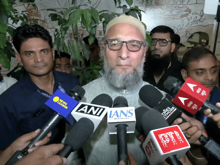 4 अक्टूबर को ओवैसी लखनऊ पहुंचे। उन्होंने कहा कि हम किसी के लिए दरी नहीं बिछाएंगे। हम कोई वोटबैंक नहीं हैं।