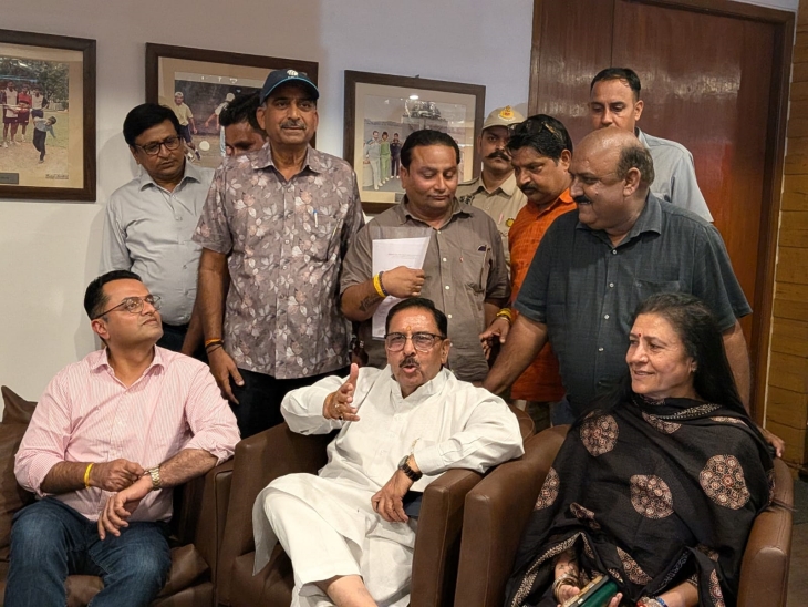 वरिष्ठ भाजपा नेता अरुण चतुर्वेदी (मध्य में) के साथ पराक्रम सिंह राठौड़ (सबसे बाएं)।