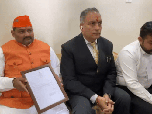 कोर्ट ने 8 जनवरी 2026 को राजवर्धन सिंह परमार को विष्णु गुप्ता की मूल याचिका में पार्टी बना दिया था।