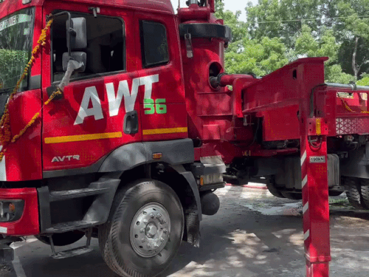 अत्याधुनिक आर्टिकुलेटिंग वॉटर टावर वाहन लगभग साढ़े 9 करोड़ रुपये की लागत से तैयार किया गया है।