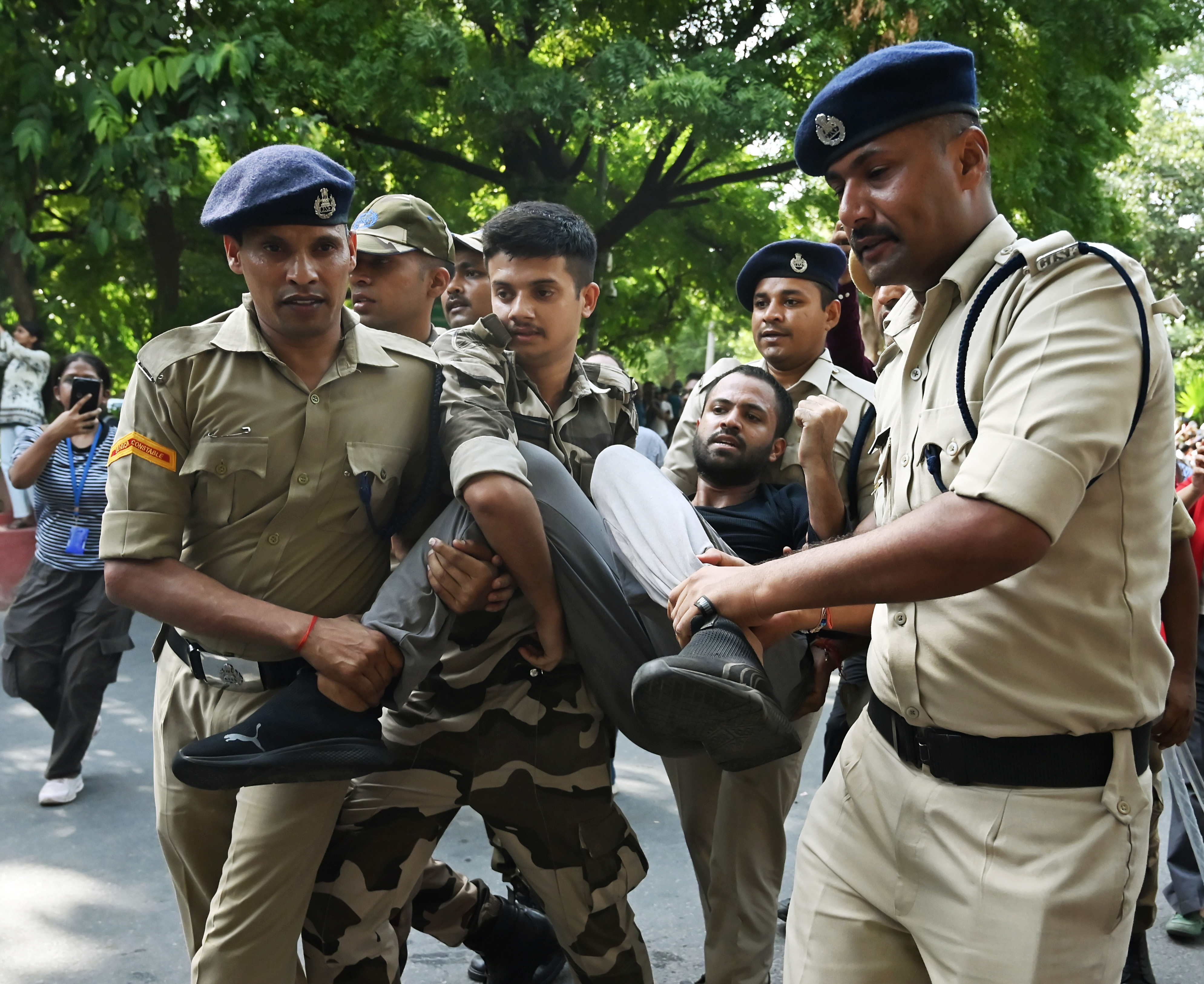 दिल्ली पुलिस के जवान कई प्रदर्शनकारियों को हाथ-पैर से उठाकर ले जाते दिखे।