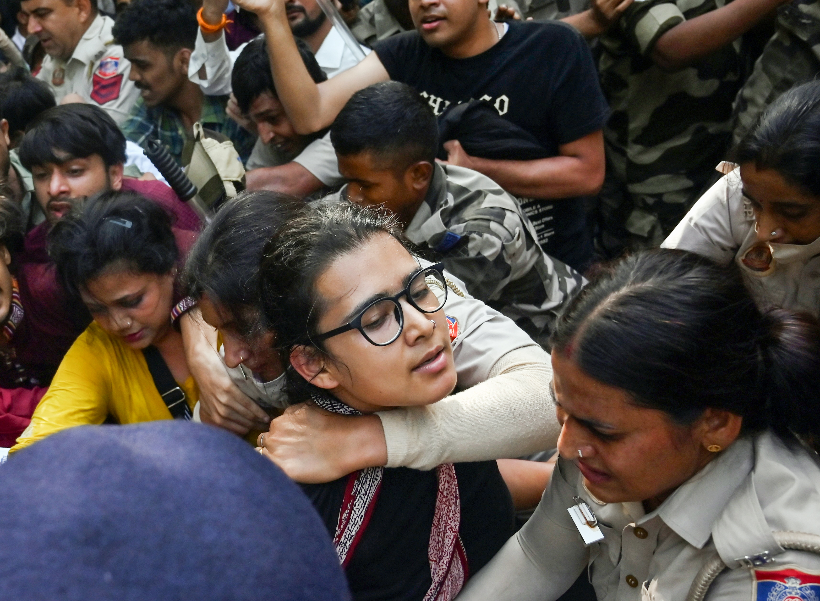 पुलिसकर्मियों ने AISA की राष्ट्रीय अध्यक्ष नेहा बोरा को हिरासत में लिया।