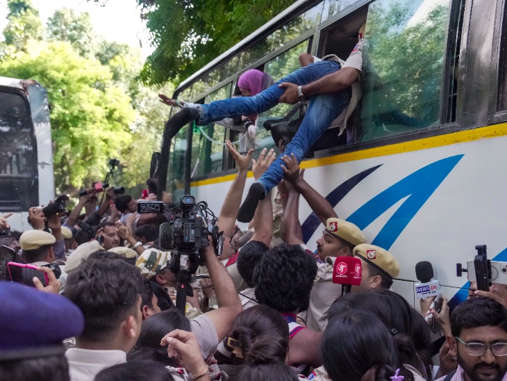 पुलिस प्रदर्शनकारियों को बसों की खिड़कियों से उठाकर अंदर डालती दिखी।