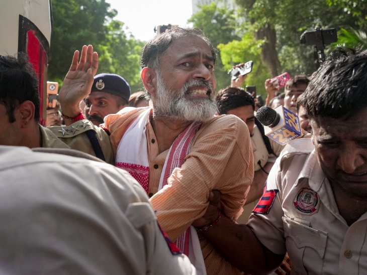 प्रदर्शन के दौरान पुलिस ने सोशल एक्टिविस्ट योगेंद्र यादव को भी हिरासत में लिया।