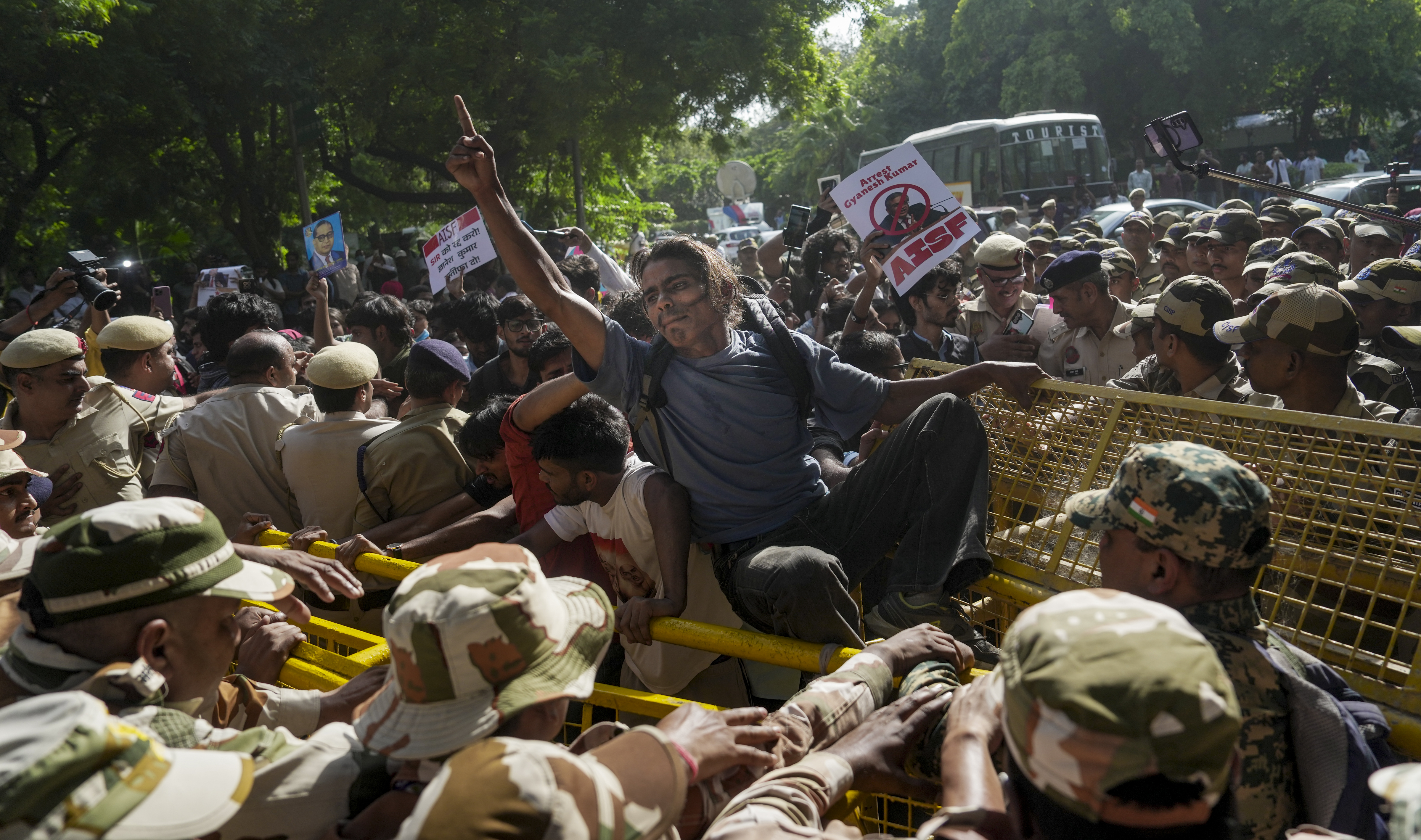 प्रदर्शनकारियों ने बैरिकेडिंग तोड़ दी। पुलिस के साथ उनकी धक्का-मुक्की भी हुई।