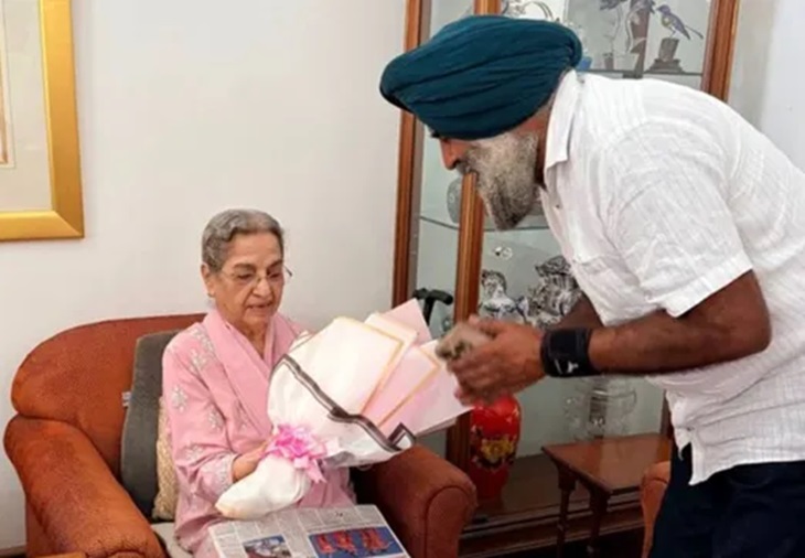 दिल्ली में पूर्व पीएम डॉ. मनमोहन सिंह की पत्नी गुरशरण कौर से मुलाकात करते कांग्रेस के नए प्रधान परगट सिंह।