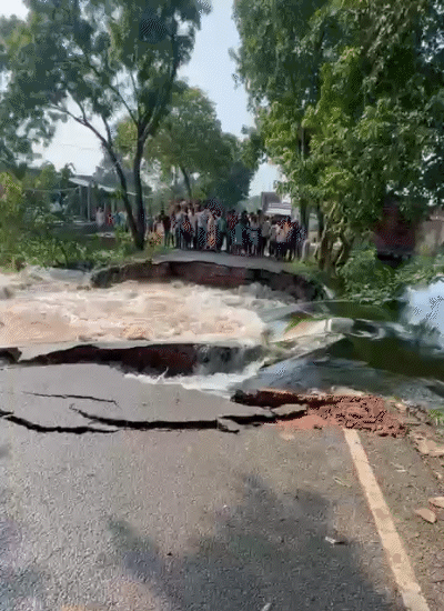 बेतिया में बाढ़ के पानी के दबाव के कारण मुख्य सड़क टूट गया था।