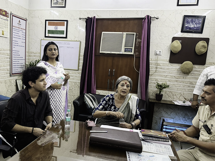 कॉकरोच पार्टी का एक डेलीगेशन रविवार दोपहर थाने के अंदर पहुंचा। पुलिस ने फिलहाल एसीपी के खिलाफ FIR दर्ज करने से मना किया।