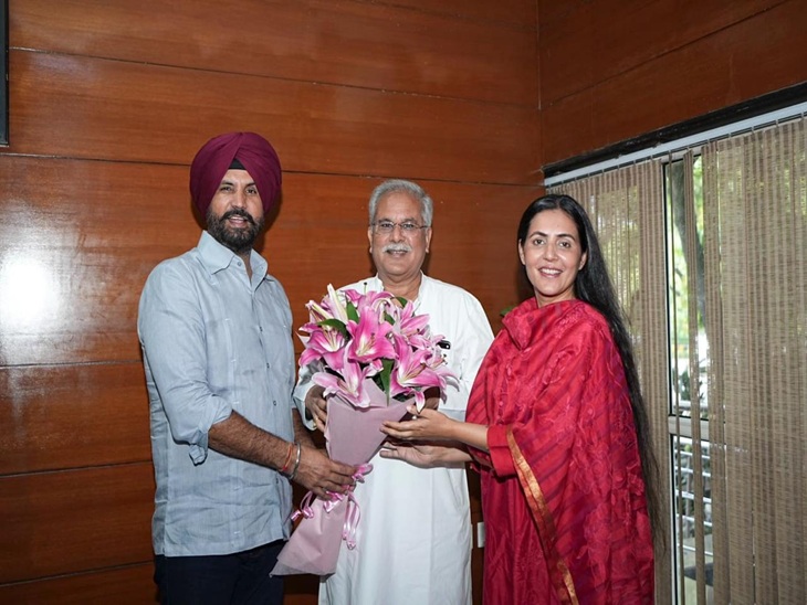 कांग्रेस के वरिष्ठ नेता भूपेश बघेल से मुलाकात करते हुए सांसद राजा वड़िंग और अमृता वड़िंग।