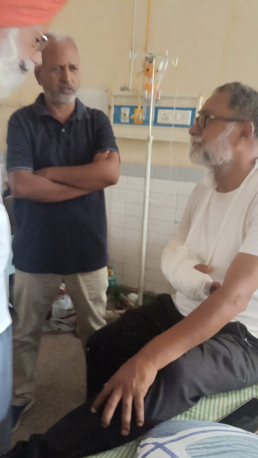 घायल पुलिस अधिकारी जानकारी देते हुए।
