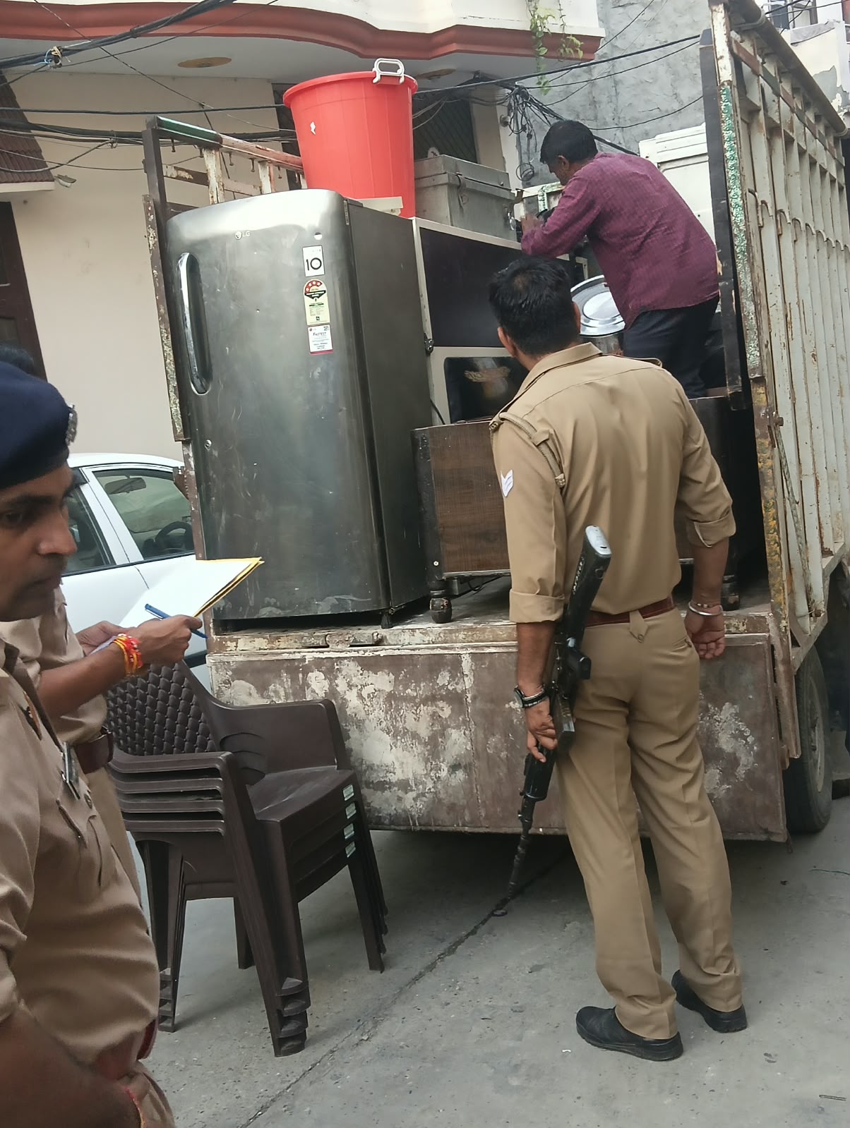 पुलिस अंकित बालियान हत्याकांड के आरोपियों के घर से टीवी-फ्रिज तक उठा ले गई।