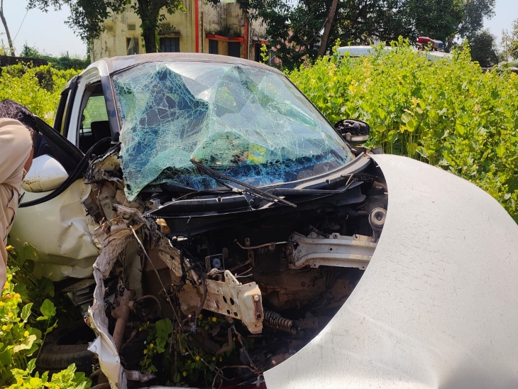 हादसा इतना भीषण था कि कार के परखच्चे उड़ गए।
