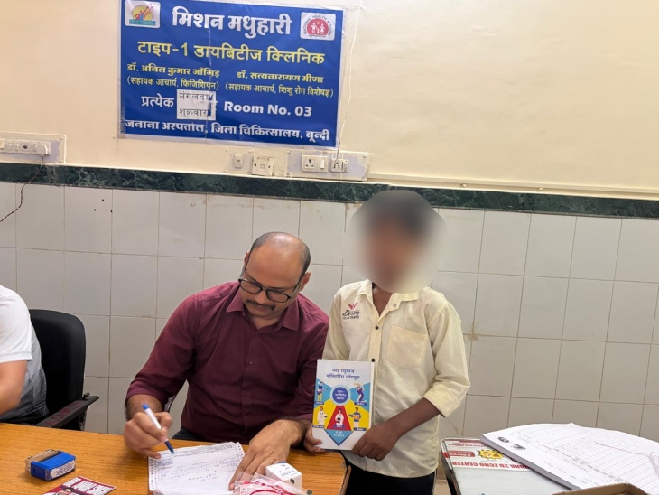 बूंदी के जिला जनाना अस्पताल में संचालित मधुहारी क्लिनिक में टाइप-1 मरीज की जांच करते डॉक्टर।