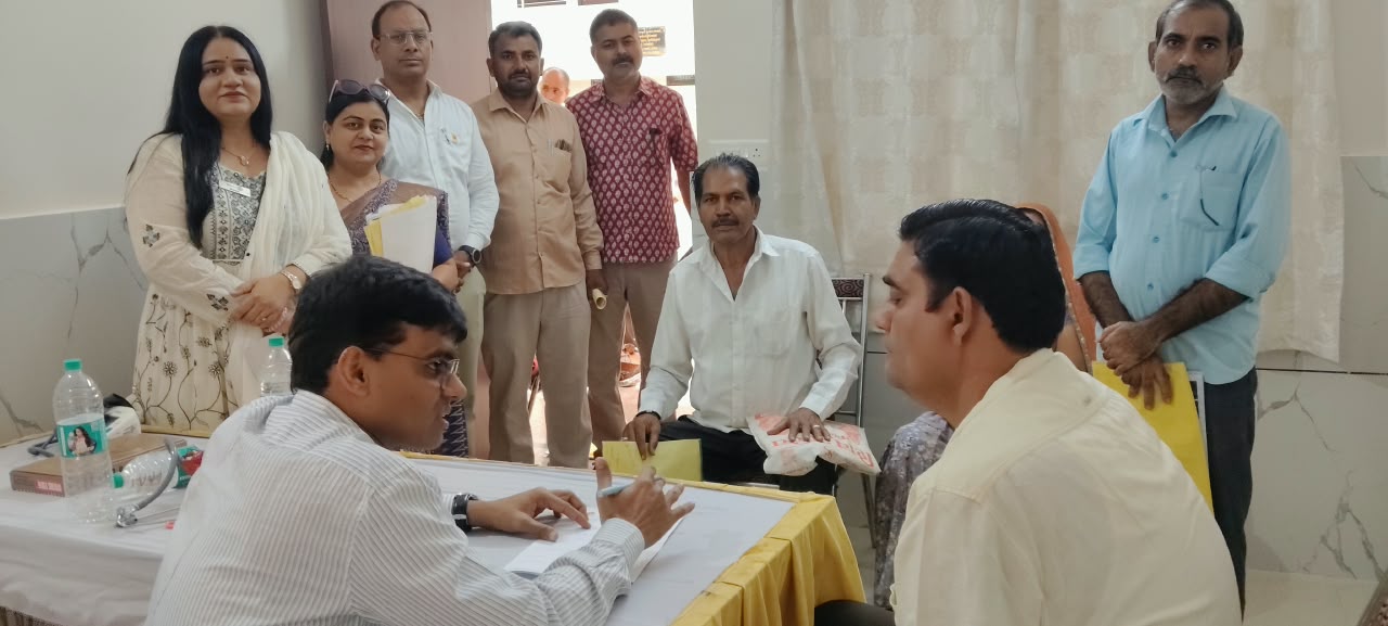 शिविर में जांच करते हुए डॉक्टर और लाइन में लगे मरीज