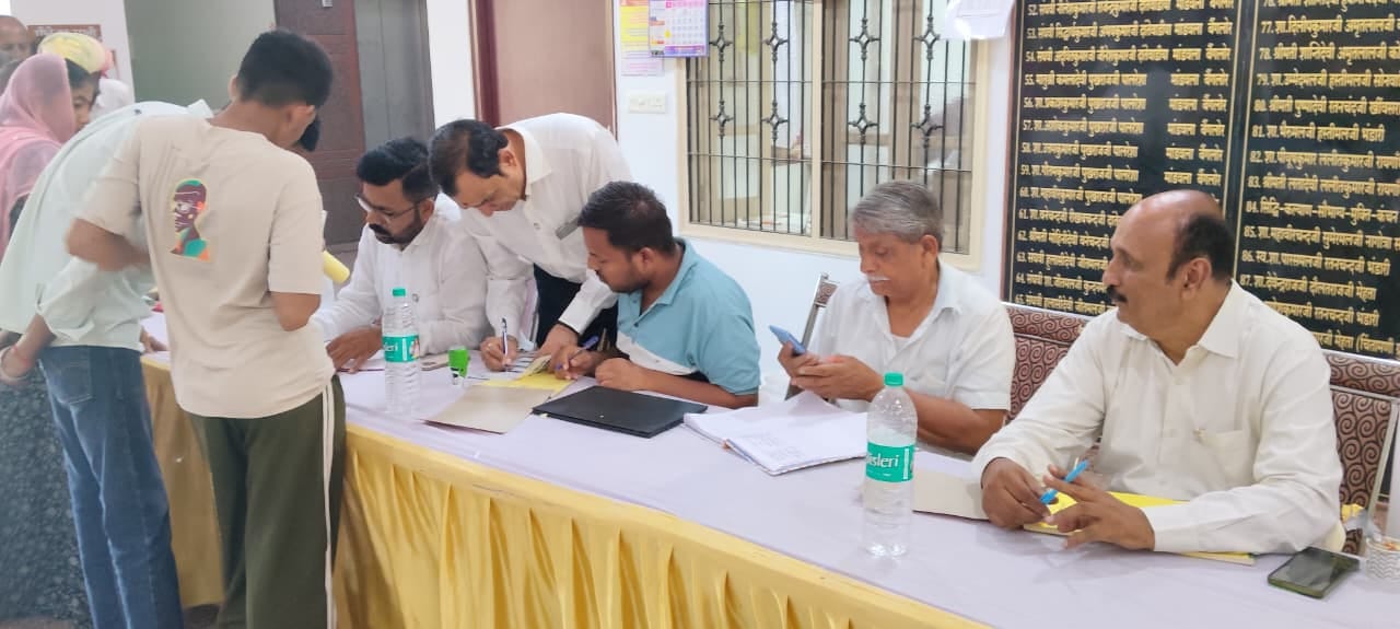 शिविर में मरीजों का रजिस्ट्रेशन करते हुए लोंग
